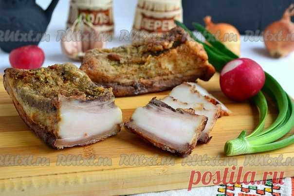 Рецепт сала, запеченного в фольге
Сало получается необычайно вкусным, безумно ароматным, мягким, с хрустящей, но жующейся шкуркой. Структура сала в процессе запекания изменяется кардинально, по вкусу оно совершенно не похоже на соленое или свежее. Попробуйте, сало можно употреблять в теплом виде, но вкуснее всего - в охлажденном.
сало свиное свежее (с прослойками или без) - 600-700 г;
чеснок - 3-4 зубчика;
горчица острая готовая - 3 ч. л.;
соль крупная - 2-3 ч. л.;
красный...