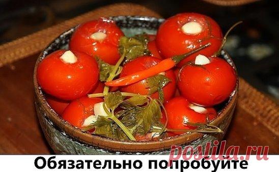 Помидоры от которых вся моя семья просто без ума!Обязательно попробуйте.
Это рецепт помидоров, закатанных очень интересным способом — половинками или четвертинками помидоров, с луком и чесноком, укропом. Я опробовала его буквально вчера и рецепт получил высшую оценку и похвалу мужа и моей дружной семьи. Итак, могу теперь поделиться с вами — будьте уверенны, этот рецепт достоин внимания! Сделайте от других посолов точно откажитесь.
спелые тугие томаты
укроп
чеснок
лук
Для маринада:
3 литра вод