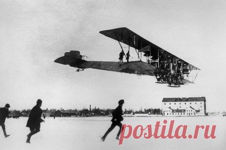 Бомбардировщик Илья Муромец идет на посадку, 1914 год. / Историческая справка