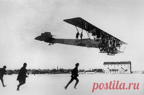 Бомбардировщик Илья Муромец идет на посадку, 1914 год. / Историческая справка