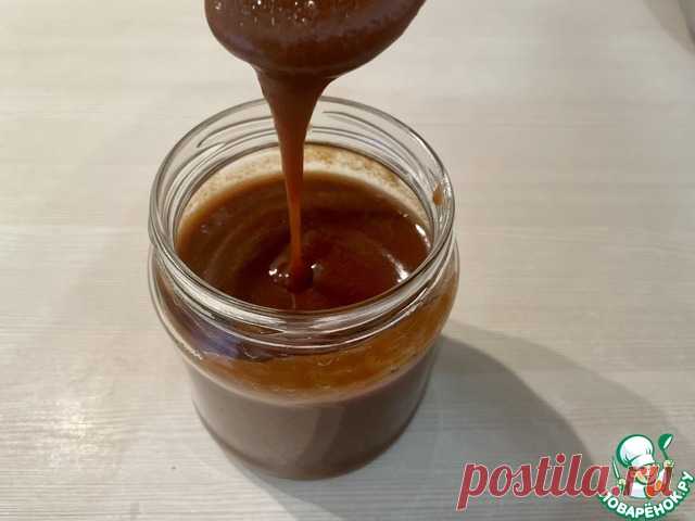 Солёная карамель на молоке. В этом рецепте я готовлю очень вкусную и бюджетную солёную карамель на МОЛОКЕ и БЕЗ сливок!!! Карамель, приготовленная по этому рецепту НЕ ЗАСАХАРИВАЕТСЯ, готовится из самых простых продуктов, доступных в холодильнике. 
 Эту карамель можно использовать для начинки и украшения тортов, как добавку к мороженому и другим десертам. На вкус очень напоминает мягкую ириску.