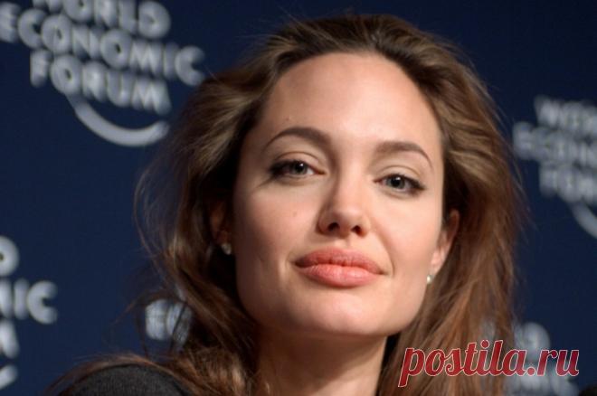 Актриса Анджелина Джоли призвала прекратить огонь в Израиле и секторе Газа. Она была послом доброй воли управления верховного комиссара ООН по делам беженцев с 2001 по 2022 год.