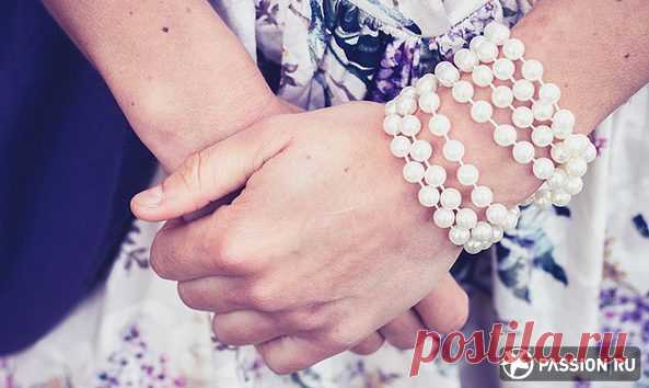 Дрожат руки: причины и лечение - Образованная Сова Порой даже не испытывая страха перед опасностью, можно ощутить странное подрагивание в руках. Говоря языком медиков, дрожание рук (или тремор) бывает физиологическим и патологическим. В первом случае это явление временное и проходит сразу после устранения причин, его вызвавших. А вот если тремор рук вызван каким-либо патологическим процессом в организме, тогда придется принимать соответствующие меры. Разберемся …