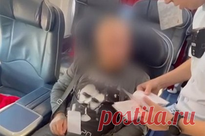 Пьяный россиянин в футболке «В Питере пить» устроил дебош в самолете и попал на видео