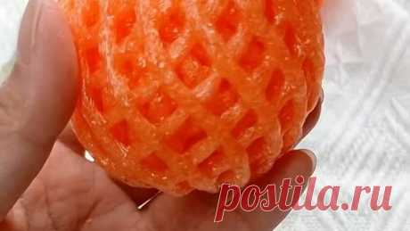 Аппетитное яблоко из сетки от фруктов.