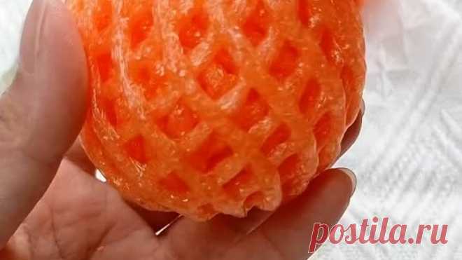 Аппетитное яблоко из сетки от фруктов.