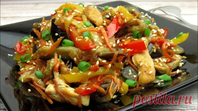 Баклажаны с курицей и овощами ☆ Удачный рецепт Как приготовить теплый салат с курицей и овощами Ингредиенты:300 г баклажаны250 г куриного филе200 г болгарского перца (салат будет красивее, если взять разных цветов)100 г репчатого лука100 г моркови2 зуб. чеснок20 г яблочного уксуса40 г соевого соуса20 г меда20 г зеленого лука5 г обжаренного кунжутарастительное масло для жарки