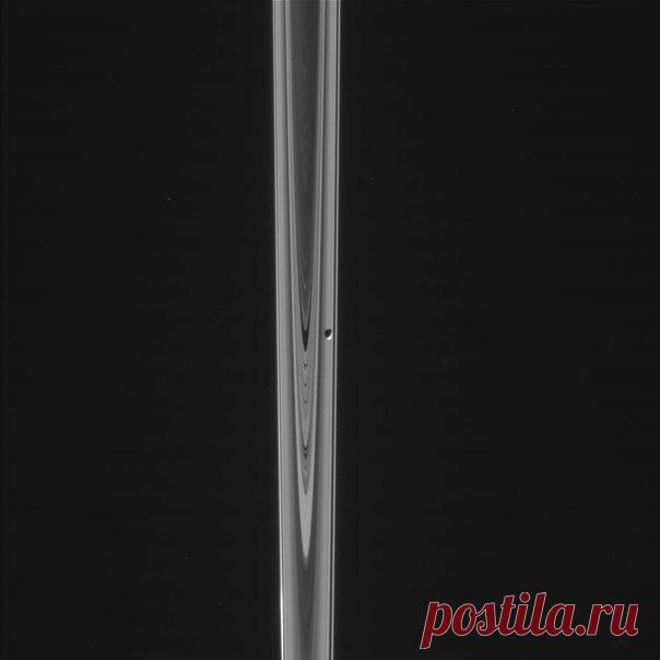 Изображения спутника Януса на фоне колец Сатурна полученная 12 августа зондом Кассини. / Astro Analytics