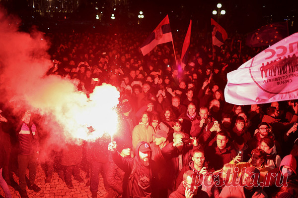 Протесты оппозиции в Белграде и их последствия. Фотографии. Сербская оппозиция вечером 24 декабря окружила здание городской администрации в Белграде, снесла в нем дверь и предприняла попытку прорваться внутрь. Протесты начались после парламентских выборов, на которых верх взяла коалиция Вучича