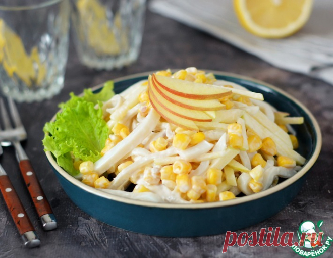 Салат с кальмарами, яблоком и кукурузой – кулинарный рецепт