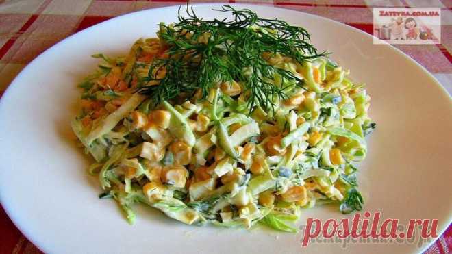 Салат из молодой капусты с кукурузой Салат из молодой капусты с кукурузой довольно простой, но очень вкусный! Сочный, свежий, хрустящий, пикантный, легкий, с оригинальной заправкой. Готовится за минуты из самых доступных продуктов.Ингред...