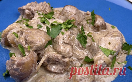 Заливаем печень кипятком и она становится сочной, даже если была пересушена. Через 5 минут можно готовить