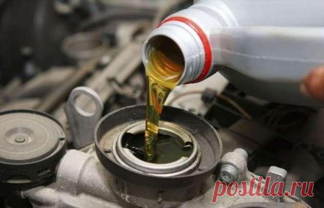 Простые способы аккуратно залить моторное масло без воронки . Тут забавно !!!