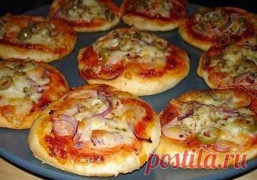 Маленькая пицца
Мука пшеничная 1.5 стакана
Молоко 150 мл
Дрожжи сухие 1.5 ч.л
Масло растительное 3 ст. л
Ветчина 250 гр
Шампиньоны 150 гр
Перец болгарский 1 шт
Лук салатный 0.5 шт
Сыр 250 гр
Томатный соус 5 ст. л.
Прованские травы 0.5 ч.л
Чеснок 1 зубок
Соль, перец 0.25 ч.л
Сахар 1 щепотка.
1. Приблизительно количество маленьких пицц 10 шт.
2. В теплом молоке растворить дрожжи. Оставить на 10 минут. Затем добавить растительное масло (2 ст.л.), соль (щепотку). Всыпать муку ...