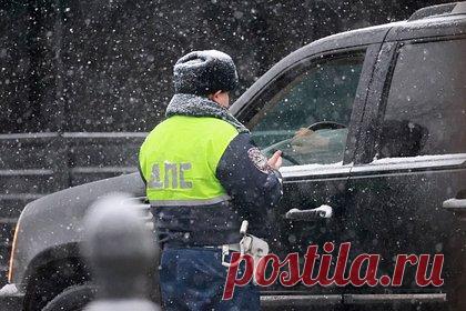 В России изменятся правила сдачи на водительские права. Их не получат уклонисты от армии. Правила сдачи экзамена на водительские права изменят с 1 апреля 2024 года. Теперь россияне, которые уклоняются от явки в военкомат, не будут допущены к экзамену. Также в МВД предложили увеличение суммы штрафных баллов с пяти до семи при сдаче экзамена, при наборе которых учащемуся выставляется оценка «не сдал».