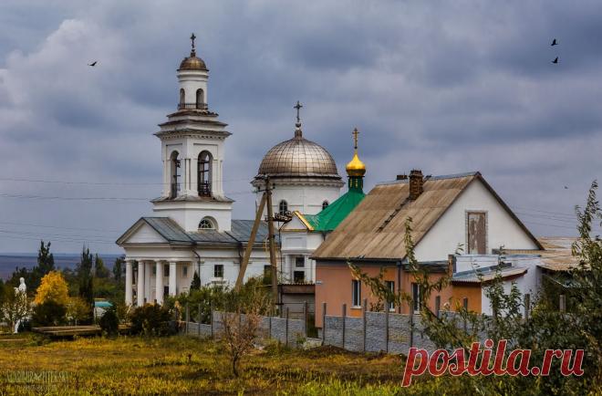 Осень в Крыму.  
Владимир Колесников.  Недалеко от Коктебеля. Конец октября 2015.  
Метки: крым, коктебель, церковь, архитектура, осень.
|  Осень в Крыму — National Geographic Россия