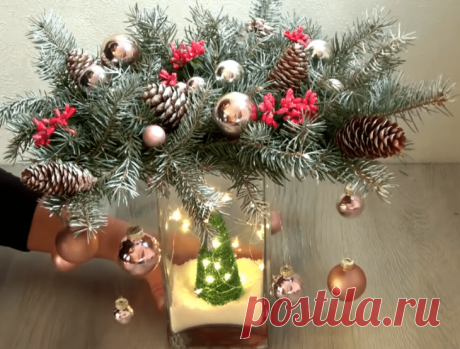 Новогодний декор из того, что под рукой Шикарную новогоднюю композицию легко сделать своими руками из подручного материала. Выглядеть она будет стильно и оригинально, отлично подойдет как для украшения дома, так и для офиса. Затраты при это...