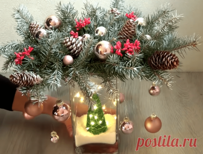 Новогодний декор из того, что под рукой Шикарную новогоднюю композицию легко сделать своими руками из подручного материала. Выглядеть она будет стильно и оригинально, отлично подойдет как для украшения дома, так и для офиса. Затраты при это...