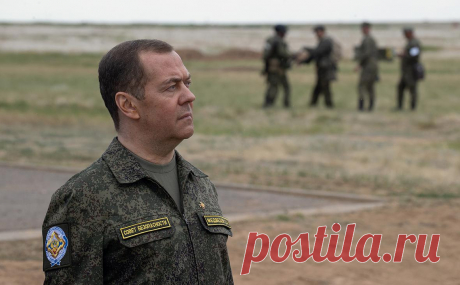Медведев исключил для уехавших возврат России в европейское лоно. Для «отъехавших представителей «честной элиты» возврата к европейскому прошлому не будет, заверил замглавы Совбеза. Он пообещал предать анафеме новых политических лидеров, которые попробуют уничтожить «скрепленные кровью ценности»