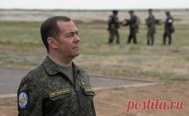 Медведев исключил для уехавших возврат России в европейское лоно. Для «отъехавших представителей «честной элиты» возврата к европейскому прошлому не будет, заверил замглавы Совбеза. Он пообещал предать анафеме новых политических лидеров, которые попробуют уничтожить «скрепленные кровью ценности»