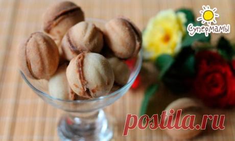 Домашнее печенье — орешки со сгущенкой
Ингредиенты на 12 порций
Для теста:
● Яйца 3 шт.;
● Сахар 0.5 стак. (200 мл.);
● Маргарин 250 гр.;
● Мука 3 стак. (200 мл.);
● Соль 0.5 ч. л.;
● Сода пищевая 0.5 ч. л.
Для начинки:
● Вареное сгущенное молоко 1 шт.
Приготовление:
1. Растираем 3 яичных желтка с половиной стакана сахара-песка.
2. Растапливаем пачку маргарина (сливочного масла) до однородности, затем добавляем 3 стакана просеянной муки.
3. После этого добавляем перетёртые с сахаром-песко