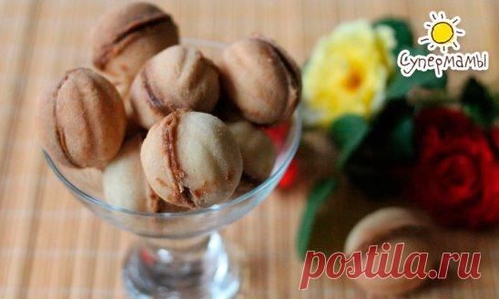 Домашнее печенье — орешки со сгущенкой
Ингредиенты на 12 порций
Для теста:
● Яйца 3 шт.;
● Сахар 0.5 стак. (200 мл.);
● Маргарин 250 гр.;
● Мука 3 стак. (200 мл.);
● Соль 0.5 ч. л.;
● Сода пищевая 0.5 ч. л.
Для начинки:
● Вареное сгущенное молоко 1 шт.
Приготовление:
1. Растираем 3 яичных желтка с половиной стакана сахара-песка.
2. Растапливаем пачку маргарина (сливочного масла) до однородности, затем добавляем 3 стакана просеянной муки.
3. После этого добавляем перетёртые с сахаром-песко