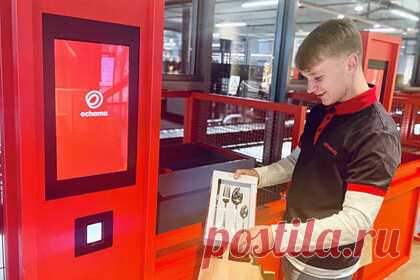 Китайский конкурент потеснил Amazon в магазинах с роботами. Китайский гигант электронной торговли JD.com потеснил американского конкурента Amazon и открыл два розничных магазина Ochama в Нидерландах, которые вместо кассиров оборудованы роботами-сборщиками и доставщиками посылок. Кроме того, роботы будут помогать покупателям выбирать товары.