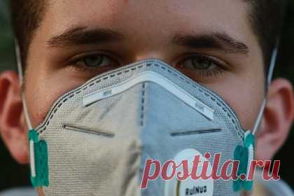 Иммунолог оценил необходимость носить маски привитым от COVID-19. Врач-иммунолог Владимир Болибок оценил необходимость носить маски привитым против коронавируса. По его словам, это следует делать, поскольку даже вакцинированные пациенты могут быть «супер-распространителями» инфекции. Он также пояснил, что при ношении маски риск заболеть снижается в 25 раз, а передать вирус – в 4 раза.
