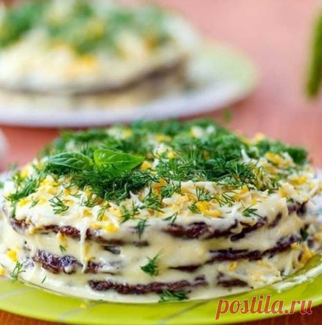 Печеночный торт из печени куриной.

Ингредиенты:
-500 г куриной печени,
-2 яйца,
-3 ст. ложки муки,
-1 луковица,
-1 морковь,
-1 зубок чеснока,
-4-5 веточек укропа,
-120 г сметаны,
-30 г сливочного масла,
-2-3 ст. ложки растительного масла,
-черный молотый перец по вкусу,
-соль по вкусу.

Приготовление:
Для начала приготовь печеночные блины. Куриную печень помой и внимательно посмотри, чтобы не попалась желчь, иначе печеночный торт будет горьким.
Измельчи печень в блендере ...