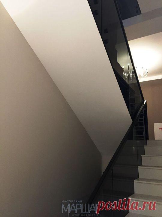 Изготовление лестниц, ограждений, перил Маршаг – Установка ограждения из черного стекла