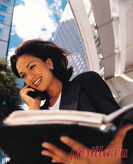 Забудь про недостатки. Думай только о своих достоинствах.  
 Не опускай подбородок. Девушки, которым нравится быть лучшими, всегда смотрят прямо перед собой. 
 Больше позитива. Будь активна и уверена в себе. Позволь энергии бить ключом. Старайся источать как можно больше положительных эмоций. Ассоциируйся у окружающих с солнышком.