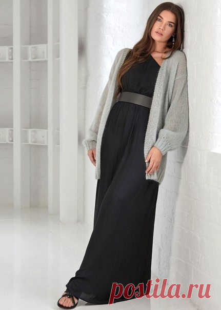 Кардиган из мохера Flurry от дизайнера Ким Харгривз

Кардиган свободного фасона оверсайз с расширяющейся проймой для спущенной линии плеча. Планки резинки и платочной вязки обрамляют тонкими рубчиками края кардигана.

Размеры XS (S, M, L, XL, XXL).
Или для обхвата груди 81 (86, 91, 97, 102, 109) см. Припуск в описании предусмотрен около 25 см.