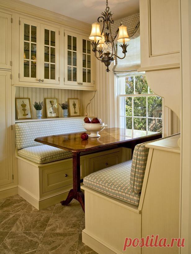 Уютная обеденная зона люстрой на кухне.