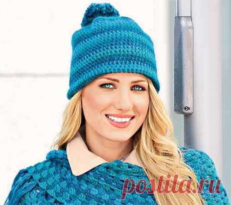 Синяя шапка с помпоном
