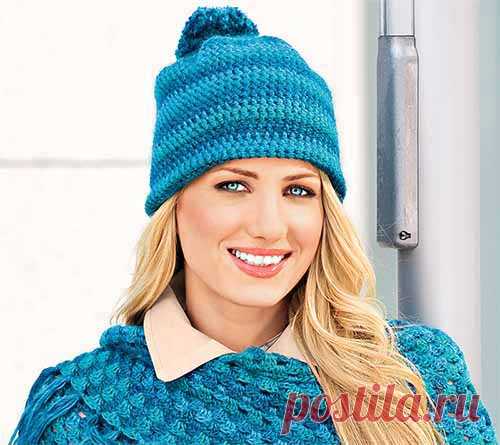Синяя шапка с помпоном