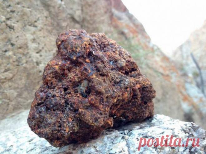 В качестве лекарства горное мумие использовалось еще в Древней Индии и Греции. Первому подробно изучить его целебные свойства и описать удалось Аристотелю. С тех пор прошло огромное количество времени, но мумие и по сей день остается незаменимым вспомогательным средством при лечении разнообразных болезней.