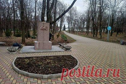 В Краматорске демонтировали бюст Пушкина. Бюст поэта Александра Пушкина демонтирован в Краматорске. Об этом в пятницу, 30 декабря, сообщает украинское издание Klymenko Time. На показанном фото виден только постамент, бюст при этом отсутствует. Бюст Пушкина стоял в городе с 1957 года. До войны в городском парке, носившем имя поэта, стоял памятник.