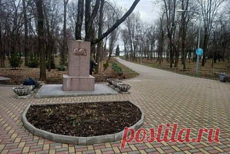 В Краматорске демонтировали бюст Пушкина. Бюст поэта Александра Пушкина демонтирован в Краматорске. Об этом в пятницу, 30 декабря, сообщает украинское издание Klymenko Time. На показанном фото виден только постамент, бюст при этом отсутствует. Бюст Пушкина стоял в городе с 1957 года. До войны в городском парке, носившем имя поэта, стоял памятник.