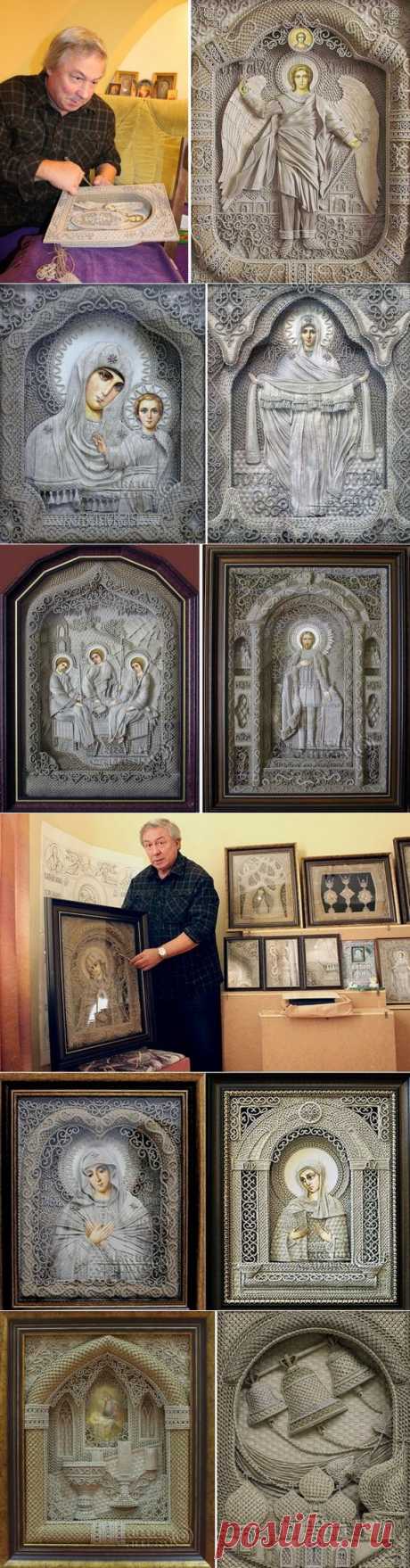 Уникальные иконы создает крымский мастер, актер театра и кино Владимир Денщиков. Во-первых, они объемные и выглядят, как скульптурные миниатюры под стеклом. Во-вторых, Владимир Денщиков плетет их из тонкой льняной нити, - каждая такая икона создается в технике макраме, из миллионов крошечных узелков. Только лики и ладони святых прописаны красками на холсте, - тогда техника называется макраме-коллажем.