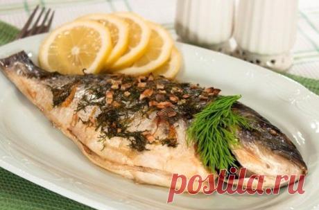 Рецепт запеченной рыбы, маринованной в лимоне с зеленью и чесноком.