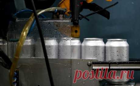 Минпромторг заявил о полном импортозамещении алюминиевых банок. За год в России полностью заместили импорт алюминиевых банок, хотя в начале прошлого года около 70% этой продукции на российском рынке производилось американскими компаниями, заявил глава департамента международной кооперации и лицензирования внешней торговли Минпромторга Роман Чекушов в эфире радио Sputnik.