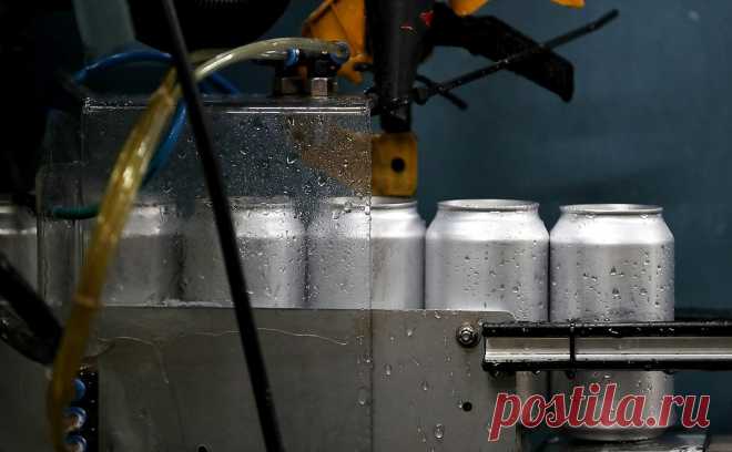 Минпромторг заявил о полном импортозамещении алюминиевых банок. За год в России полностью заместили импорт алюминиевых банок, хотя в начале прошлого года около 70% этой продукции на российском рынке производилось американскими компаниями, заявил глава департамента международной кооперации и лицензирования внешней торговли Минпромторга Роман Чекушов в эфире радио Sputnik.