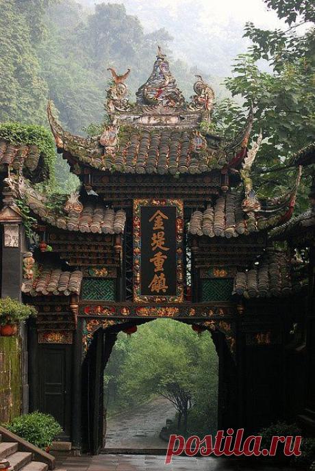 gate in Chengdu, China | Travel