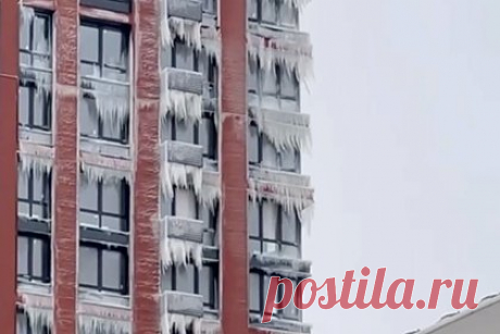 В Москве обнаружили «дом-монстр». На юго-востоке Москвы обнаружили «дом-монстр». Внимание на него обратил Telegram-канал «Новости Москвы». Речь идет о доме, расположенном в Нижегородском районе столицы. На записи, снятой очевидцами, можно наблюдать жилое здание с наледью на окнах и свисающими сосульками с балконов нескольких этажей.