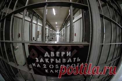 Начальница отдела МВД получила взятку от иностранца и попала в СИЗО. В Ленинградской области задержали начальницу отдела дознания ОМВД России по Тосненскому району за коррупцию. Женщина получила вознаграждение от фигуранта уголовного дела по статье 322.3 («Фиктивная постановка на учет иностранного гражданина или лица без гражданства по месту пребывания в Российской Федерации») УК РФ.