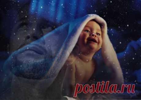 Плейкаст «Порой так хочется вернуться в детство...»Порой так хочется вернуться в детство...
Поверить в волшебство и чудеса...
Чтоб Дед Мороз жил рядом,по соседству...
Чтоб Царства Тридевятые,дремучие леса...
Чтоб по неведомым дорожкам...
Сбежать в неведомые дали...
Нестись опять на детских ножках...
Они тогда совсем неуставали...
Чтоб в море не забрасывать сетей...
А попросить у Рыбки три желанья...