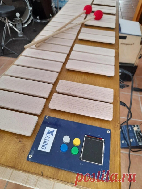 MIDI-устройство под управлением Arduino Этот электронный музыкальный инструмент мастер сделал для своего сына. Он обучается в музыкальной школе и в дальнейшем должен пройти обучение на таких инструментах, как ксилофон, маримба и глокеншпиль. Такие инструменты дороги и тогда было принято решение сделать инструмент самостоятельно.