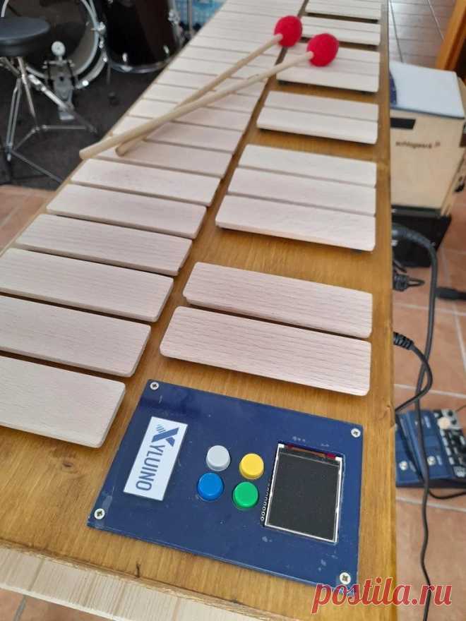 MIDI-устройство под управлением Arduino Этот электронный музыкальный инструмент мастер сделал для своего сына. Он обучается в музыкальной школе и в дальнейшем должен пройти обучение на таких инструментах, как ксилофон, маримба и глокеншпиль. Такие инструменты дороги и тогда было принято решение сделать инструмент самостоятельно.