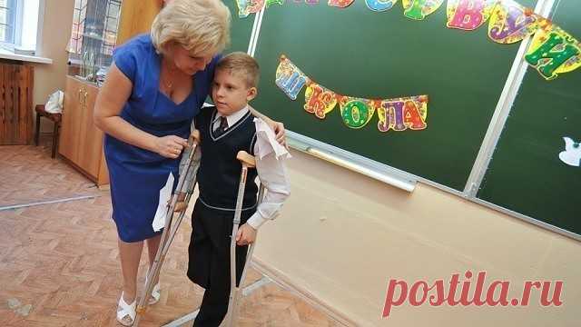 «Ребята, в вашем классе новичок, –
cказал директор, – познакомьтесь, Вася». 
В дверях мальчишка. 
Прозвенел звонок,
и очень тихо стало в шумном классе.
Он молча шёл, держась за костыли,
несмело сел за парту возле Гали.
А мы сказать ни слова не могли.
Пацан с одной ногой, не ожидали.
Был Вася нелюдим, дичился нас.
Уж праздник новогодний приближался, 
а он сидел не поднимая глаз
и даже Галке редко улыбался.
Однажды вовсе в школу не пришёл.
«В больнице мать», – соседи позвони...