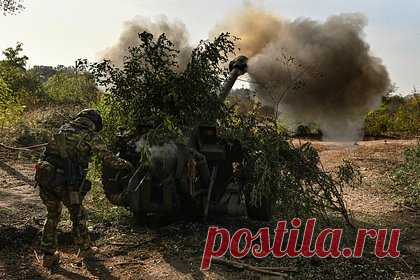 Российские войска уничтожили ракетно-артиллерийский склад группировки войск ВСУ. В Херсонской области российские военнослужащие уничтожили ракетно-артиллерийский склад объединенной группировки ВСУ, сообщило Минобороны. Удар по расположенному в районе населенного пункта Давыдов Брод объекту был нанесен авиацией и ракетным вооружением, уточнили в Минобороны.